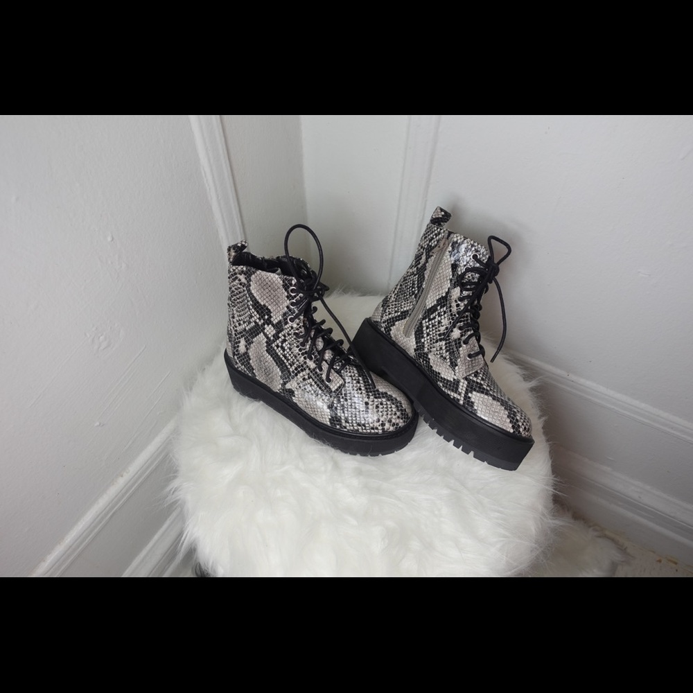 Boot - Picture 2 of 3